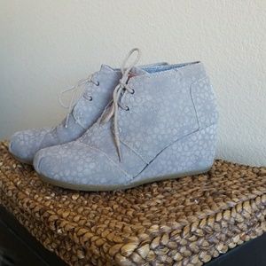 TOM'S, desert wedge booties